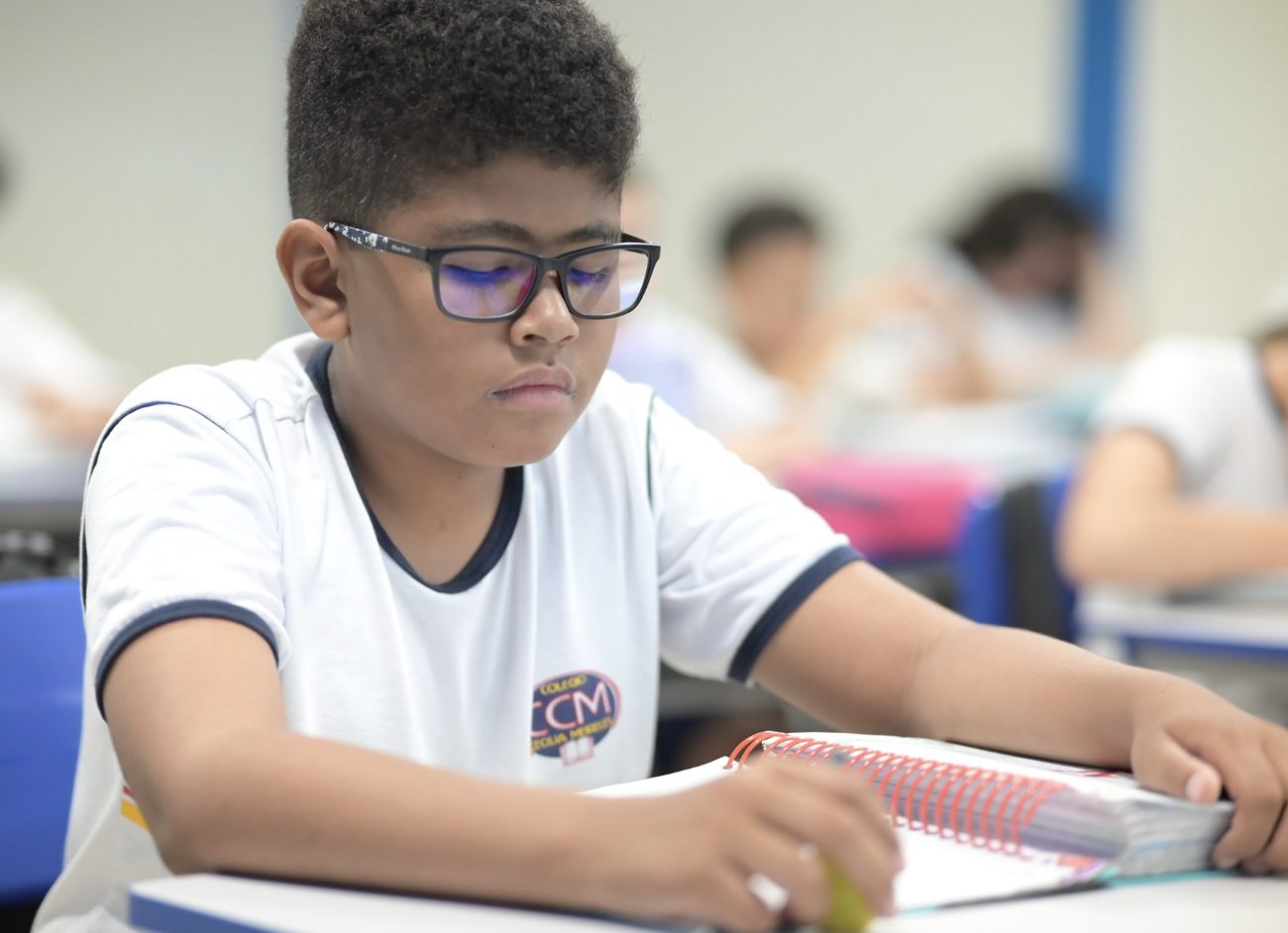 Aluno do Ensino Fundamental II concentrado em atividade