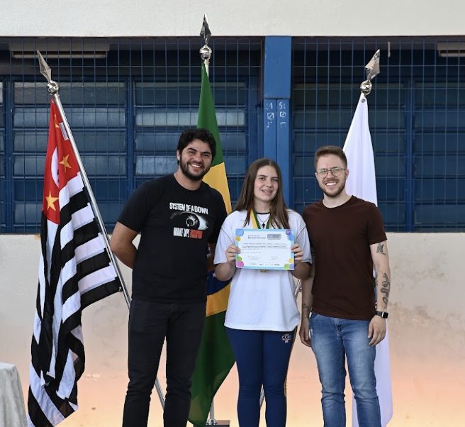 Aluna do Colégio Cecília Meireles recebendo certificado em premiação