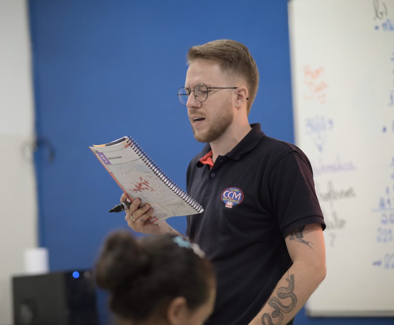 Professor do Ensino Fundamental II em aula