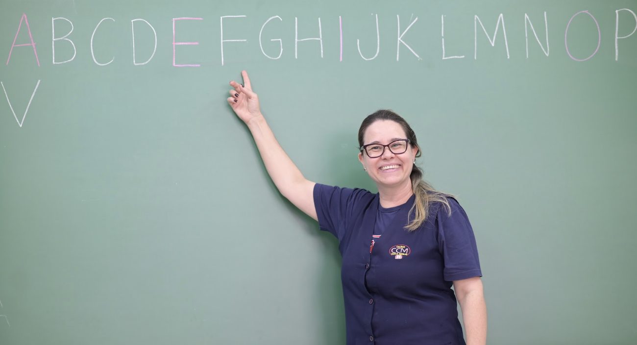 Professora da Educação Infantil ensinando o alfabeto