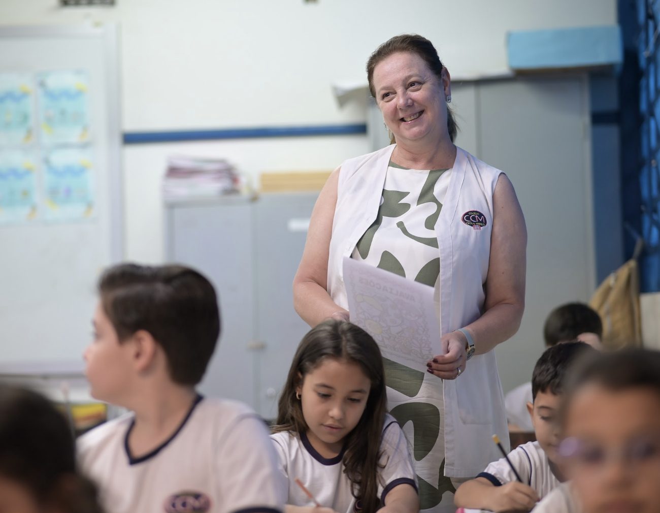 Alunos e professora do Colégio Cecília Meireles em sala de aula